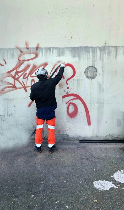Intense graffiti cleaner
