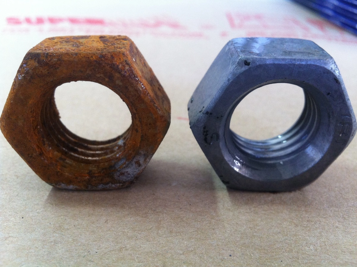 Degreaser and rust remover for metal surfaces