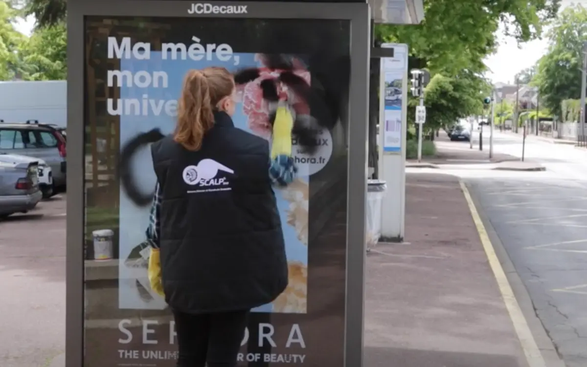 Anti-graffiti cleaning wipes